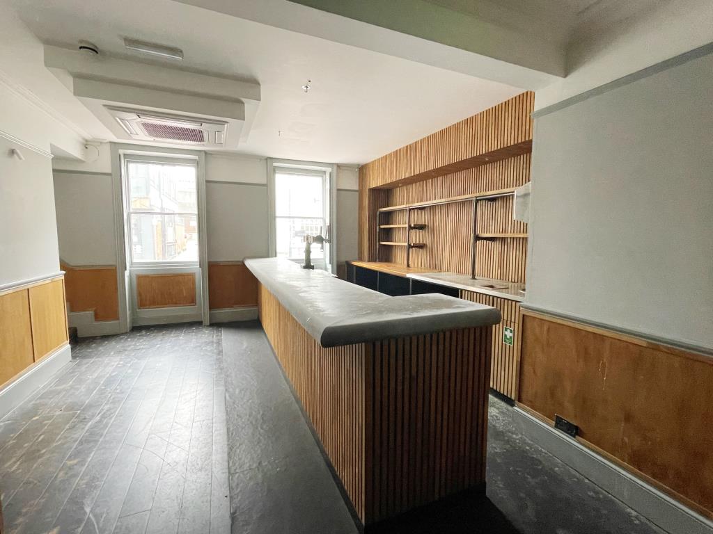 Lot: 30 - DOUBLE FRONTED TOWN CENTRE PROPERTY WITH POTENTIAL - Bar area to front